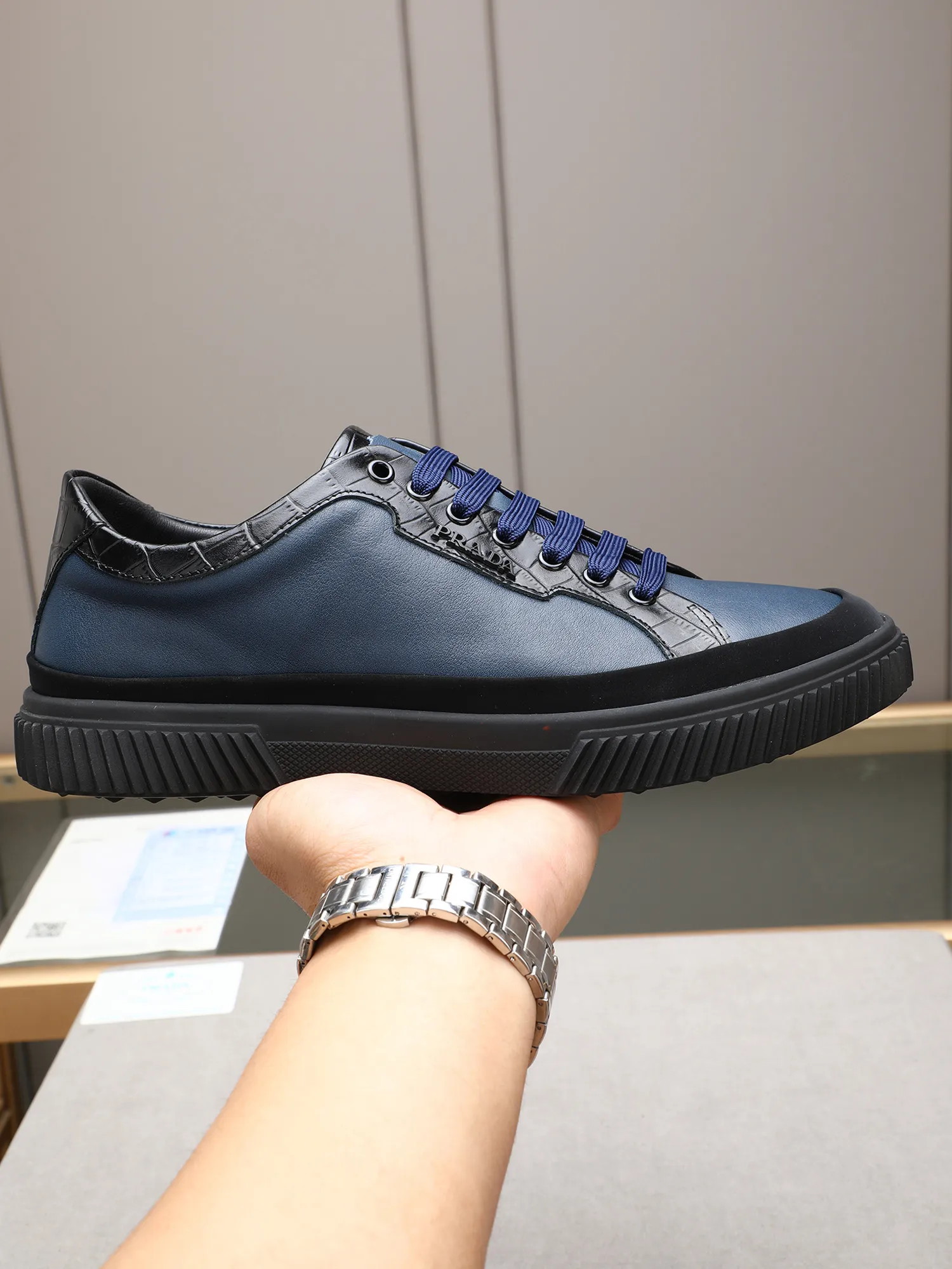 Men's shoes💰420💰 Brand: PRADA (Prada) Standard code: Men's code 38–44 (45 can be customized) Material: Original cowhide, breathable sheep lining Special outsole Style category: Men's fashionable casual sneakers Low-key luxury! Color: actual picture color